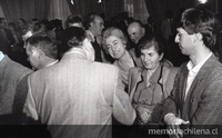 De espaldas, Patricio Aylwin, saludando a Mónica Madariaga, en el palacio de la Moneda, 4 de abril de 1991.