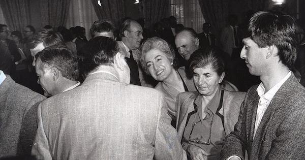 De espaldas, Patricio Aylwin, saludando a Mónica Madariaga, en el palacio de la Moneda, 4 de abril de 1991.