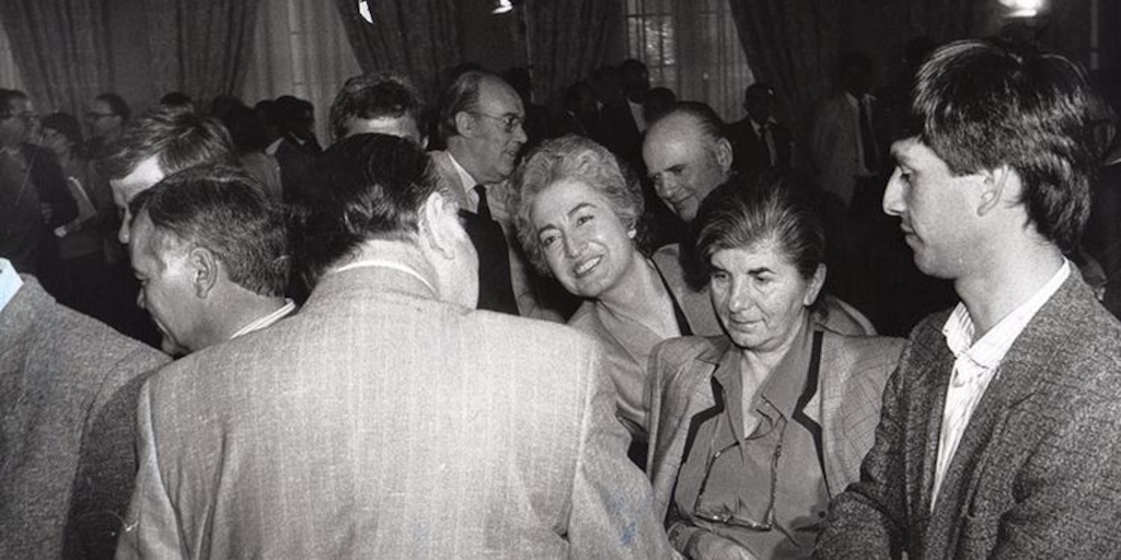 De espaldas, Patricio Aylwin, saludando a Mónica Madariaga, en el palacio de la Moneda, 4 de abril de 1991.