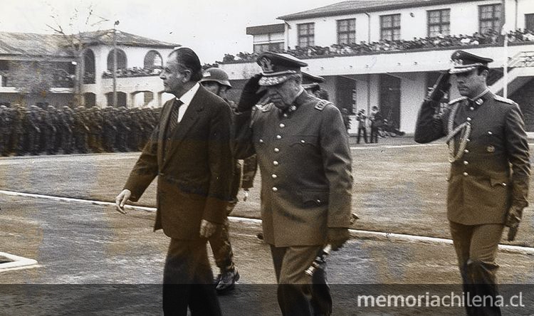 Patricio Aylwin, Presidente de la República, junto a Augusto Pinochet, (s/f)