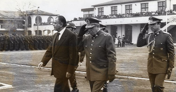 Patricio Aylwin, Presidente de la República, junto a Augusto Pinochet, (s/f)