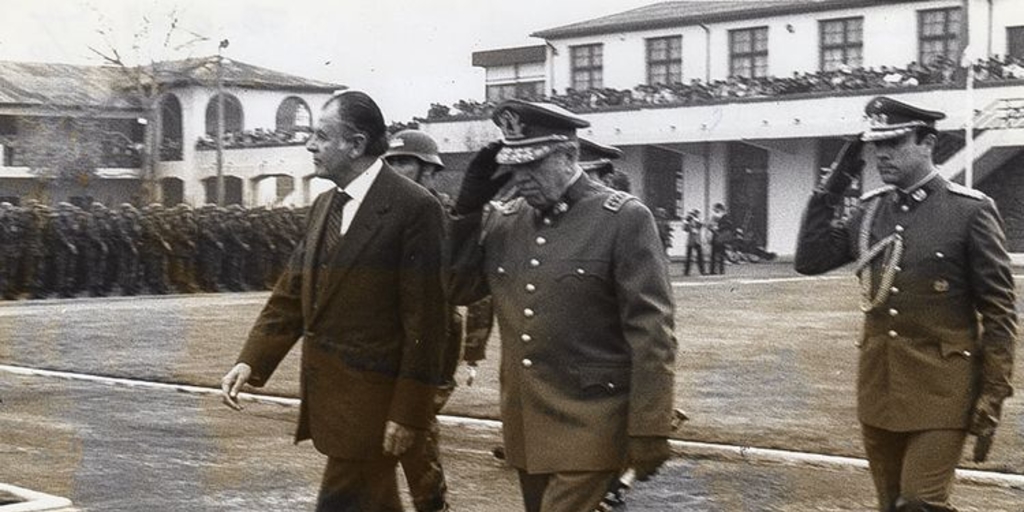Patricio Aylwin, Presidente de la República, junto a Augusto Pinochet, (s/f)