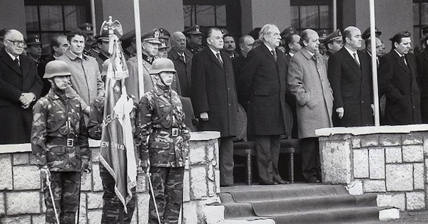 Patricio Aylwin, Presidente de la República, junto a Augusto Pinochet, 10 de julio de 1990.