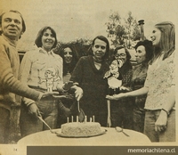 Celebración de cumpleaños Nº 8. Equipo de Mampato: Themo Lobos, cecilia Eyzaguirre, Ximera Güiraldes, Isabel Wachholtz, Ricardo Güiraldes, Magdalena Faludi y Mariola Grez. 1976Mampato (353): 14, 27 de octubre, 1976.