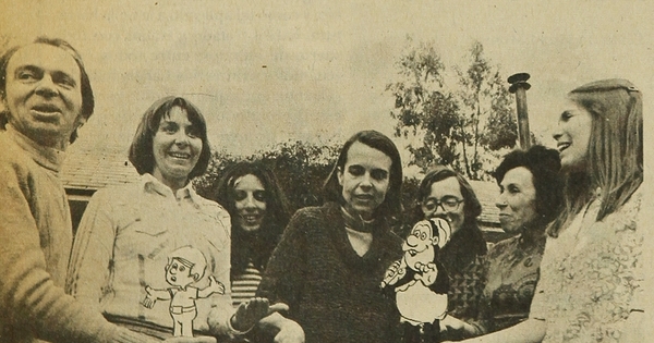 Celebración de cumpleaños Nº 8. Equipo de Mampato: Themo Lobos, cecilia Eyzaguirre, Ximera Güiraldes, Isabel Wachholtz, Ricardo Güiraldes, Magdalena Faludi y Mariola Grez. 1976Mampato (353): 14, 27 de octubre, 1976.