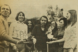 Celebración de cumpleaños Nº 8. Equipo de Mampato: Themo Lobos, cecilia Eyzaguirre, Ximera Güiraldes, Isabel Wachholtz, Ricardo Güiraldes, Magdalena Faludi y Mariola Grez. 1976Mampato (353): 14, 27 de octubre, 1976.