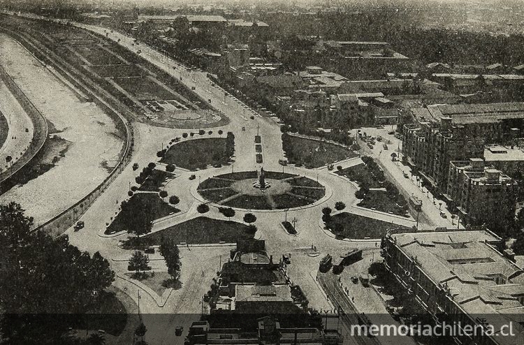 Pie de foto: Plaza Baquedano desde el aire en 1934En Memorándum sobre "Proyecto Transformación definitiva Comuna de Providencia": obsequio de su Junta de Vecinos. Santiago: Impr. Universo, 1934. p. 3, con el pie de foto "Entrada a la Comuna de Providencia. Plaza Baquedano".
