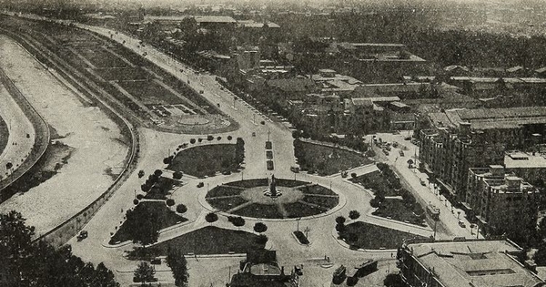 Pie de foto: Plaza Baquedano desde el aire en 1934En Memorándum sobre "Proyecto Transformación definitiva Comuna de Providencia": obsequio de su Junta de Vecinos. Santiago: Impr. Universo, 1934. p. 3, con el pie de foto "Entrada a la Comuna de Providencia. Plaza Baquedano".
