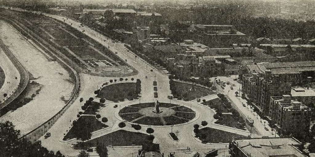Pie de foto: Plaza Baquedano desde el aire en 1934En Memorándum sobre "Proyecto Transformación definitiva Comuna de Providencia": obsequio de su Junta de Vecinos. Santiago: Impr. Universo, 1934. p. 3, con el pie de foto "Entrada a la Comuna de Providencia. Plaza Baquedano".