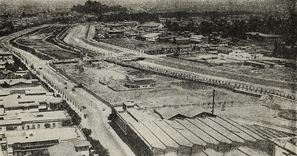 Pie de foto: Avenida Providencia a la altura de Miguel Claro hacia el poniente. 1934. en Memorándum sobre "Proyecto Transformación definitiva Comuna de Providencia": obsequio de su Junta de Vecinos. Santiago: Impr. Universo, 1934. 37 p. página 6