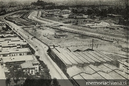 Pie de foto: Avenida Providencia a la altura de Miguel Claro hacia el poniente. 1934. en Memorándum sobre "Proyecto Transformación definitiva Comuna de Providencia": obsequio de su Junta de Vecinos. Santiago: Impr. Universo, 1934. 37 p. página 6