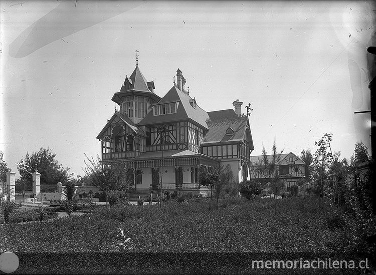 Pie de foto: Chalet de tres pisos en la zona oriente de Santiago, c1940