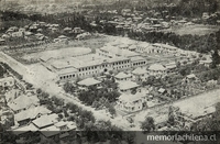 Pie de foto: Santiago College. Avenida Lota y Los Leones, 1934. En Memorandum sobre "Proyecto Transformación definitiva Comuna de Providencia": obsequio de su Junta de Vecinos. Santiago: Impr. Universo, 1934, p. 14, con el pie de foto "Santiago College -Los Leones- Providencia".