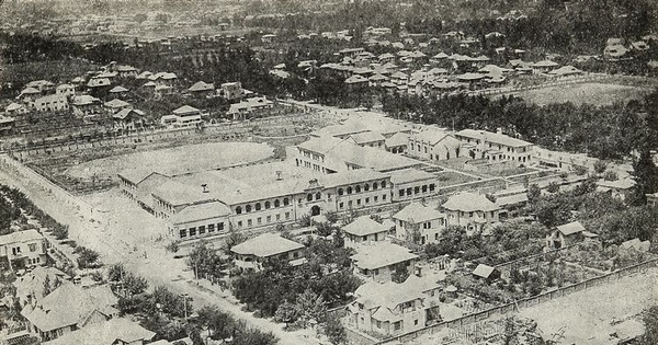 Pie de foto: Santiago College. Avenida Lota y Los Leones, 1934. En Memorandum sobre "Proyecto Transformación definitiva Comuna de Providencia": obsequio de su Junta de Vecinos. Santiago: Impr. Universo, 1934, p. 14, con el pie de foto "Santiago College -Los Leones- Providencia".