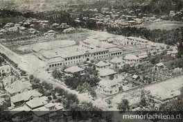 Pie de foto: Santiago College. Avenida Lota y Los Leones, 1934. En Memorandum sobre "Proyecto Transformación definitiva Comuna de Providencia": obsequio de su Junta de Vecinos. Santiago: Impr. Universo, 1934, p. 14, con el pie de foto "Santiago College -Los Leones- Providencia".