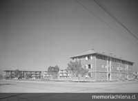 Pie de foto: Conjunto habitacional ubicado en la esquina de Los Conquistadores y Padre Letelier, comuna de Providencia, barrio Pedro de Valdivia Norte, c1955