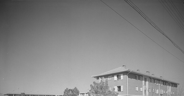 Pie de foto: Conjunto habitacional ubicado en la esquina de Los Conquistadores y Padre Letelier, comuna de Providencia, barrio Pedro de Valdivia Norte, c1955