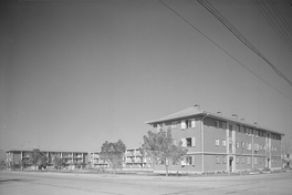 Pie de foto: Conjunto habitacional ubicado en la esquina de Los Conquistadores y Padre Letelier, comuna de Providencia, barrio Pedro de Valdivia Norte, c1955