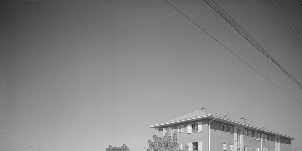 Pie de foto: Conjunto habitacional ubicado en la esquina de Los Conquistadores y Padre Letelier, comuna de Providencia, barrio Pedro de Valdivia Norte, c1955