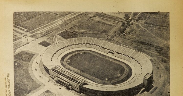 Pie de foto: Estadio Nacional desde el aire, 1953. En Municipalidad de Nuñoa. 58 Años de vida comunal: 1895 - 19 de abril - 1953: 2a. parte: Nuñoa actual. Publ. oficial de la I. Municipalidad de Nuñoa ordenada por el Alcalde Dn. José M. Narbona. Santiago: [s.n], 1953 115 p. Página 91