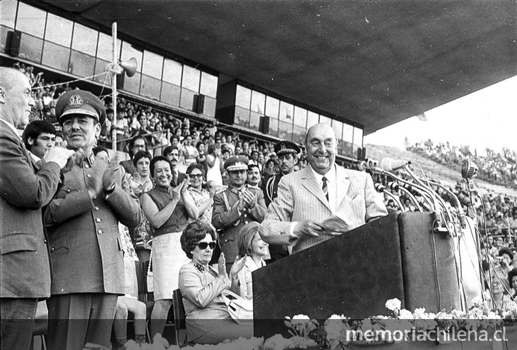 Pie de foto: El poeta Pablo Neruda, durante una manifestación en su honor en el Estadio Nacional, el 6 de diciembre de 1972. A la izquierda del vate, el general Carlos Prats, 06/12/1972