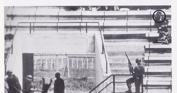  Pie de foto: Prisionero arrodillado frente a militar en el Estadio Nacional, 1973. En Cozzi, Adolfo. Estadio Nacional. Santiago