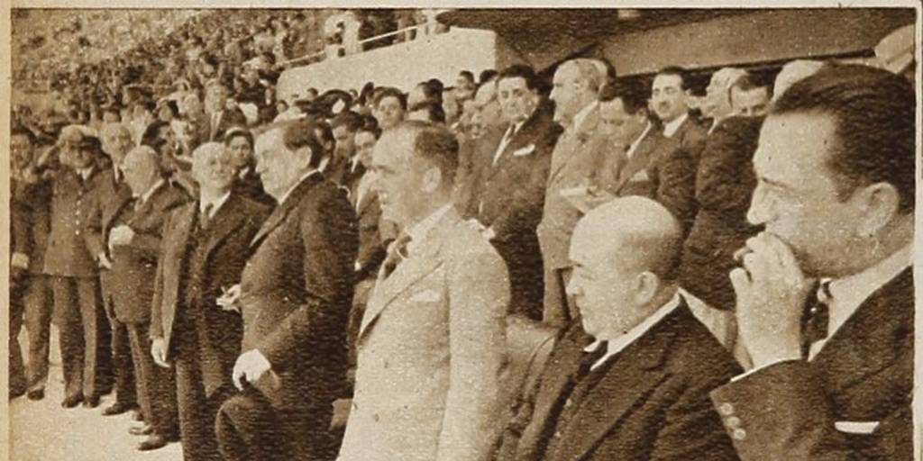  El presidente de la República Arturo Alessandri y Ministros en la tribuna oficial durante el desfile de inauguración del Estadio Nacional, en Zig Zag, (s/n): 22, 8 de diciembre, 1938.