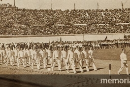 Desfile de los esgrimistas vestidos de blanco, durante la inauguración del Estadio Nacional, en Zig Zag, (s/n): 22, 8 de diciembre, 1938.