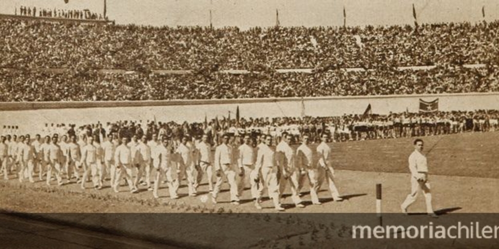 Desfile de los esgrimistas vestidos de blanco, durante la inauguración del Estadio Nacional, en Zig Zag, (s/n): 22, 8 de diciembre, 1938.