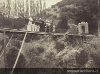 Familia Claude sobre un puente colgante en Cauquenes, c1920