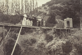Familia Claude sobre un puente colgante en Cauquenes, c1920