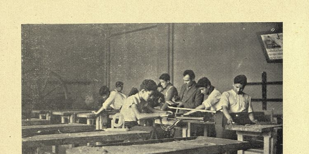 Taller de trabajos manuales en el Liceo de Hombres de Cauquenes, 1937.En Cerda Rodríguez, Juan. Liceo de Hombres de Cauquenes: 1837-1937. Reseña Histórica del Colegio desde su fundación hasta hoy: Como un homenaje a la celebración de su primer centenario: 22 de Agosto de 1937. Santiago: Ed. Nascimento, 1937. 80 p.