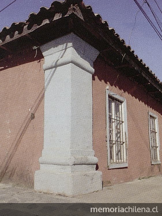 Detalle de pilar, Casa Rojas, Cobquecura, 2002 en Valdés Cristian. Cobquecura: entre mar y tierra: valorización y difusión del patrimonio material de su zona típica. Chillán: Consejo Nacional de la Cultura y Las Artes Fondart, 2006. 96 p, página 26.