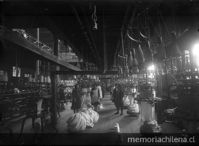 Pie de foto: Fábrica de tejidos, Puente Alto. 1928