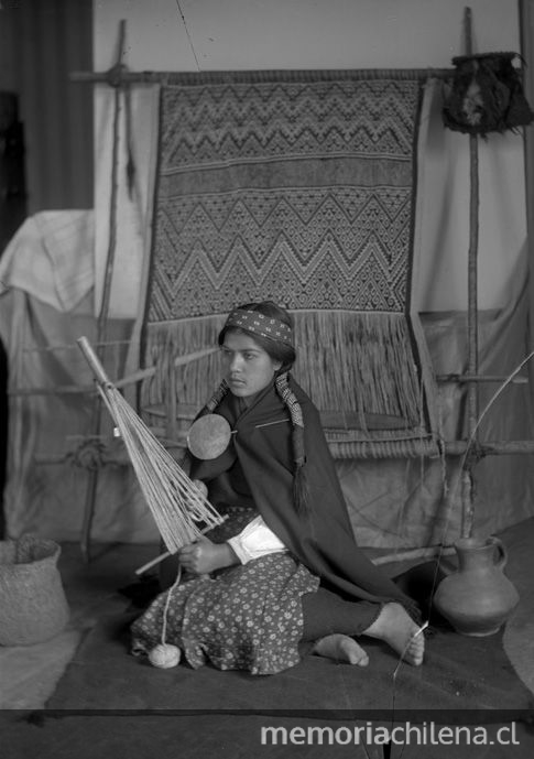 Pie de foto: Mujer araucana sentada junto a telar, enrollando lana. 1920