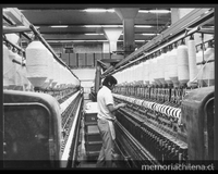 Pie de foto: Operario en Industria textil Yarur, 1973