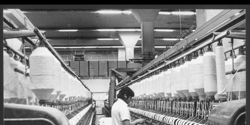 Pie de foto: Operario en Industria textil Yarur, 1973