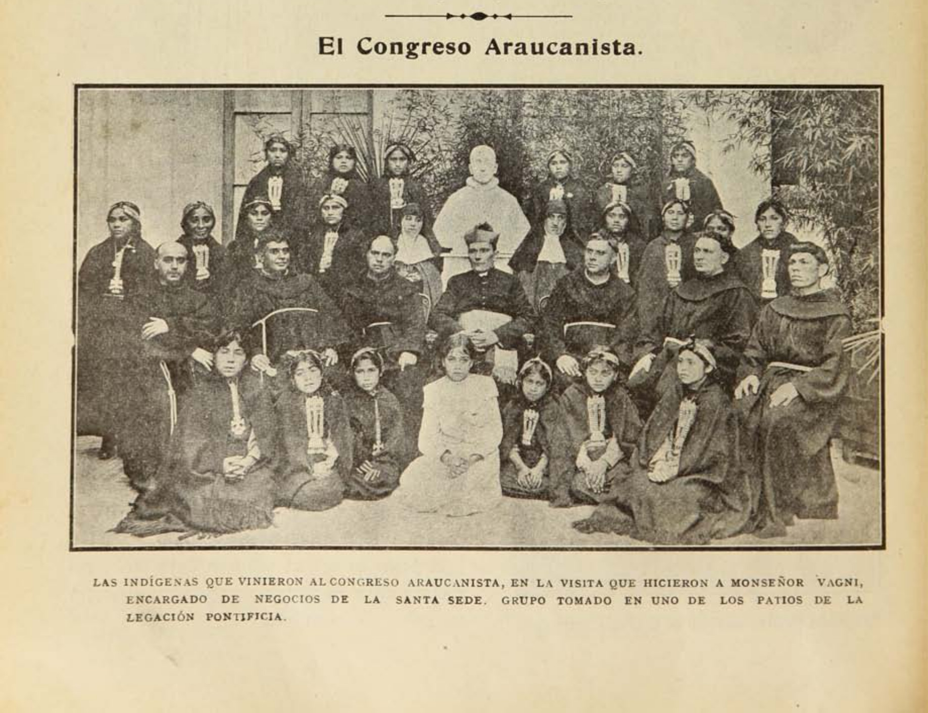 Mujeres y niñas mapuche en visita al Encargado de Negocios del Vaticano, Monseñor Francisco Vagni, junto a otros representantes de la Iglesia católica