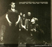 Ana González, Ramón Núñez, Eduardo Naveda, Héctor Noguera y Marés González ensayando la obra María Stuardo del Teatro de la Universidad Católica, 1980