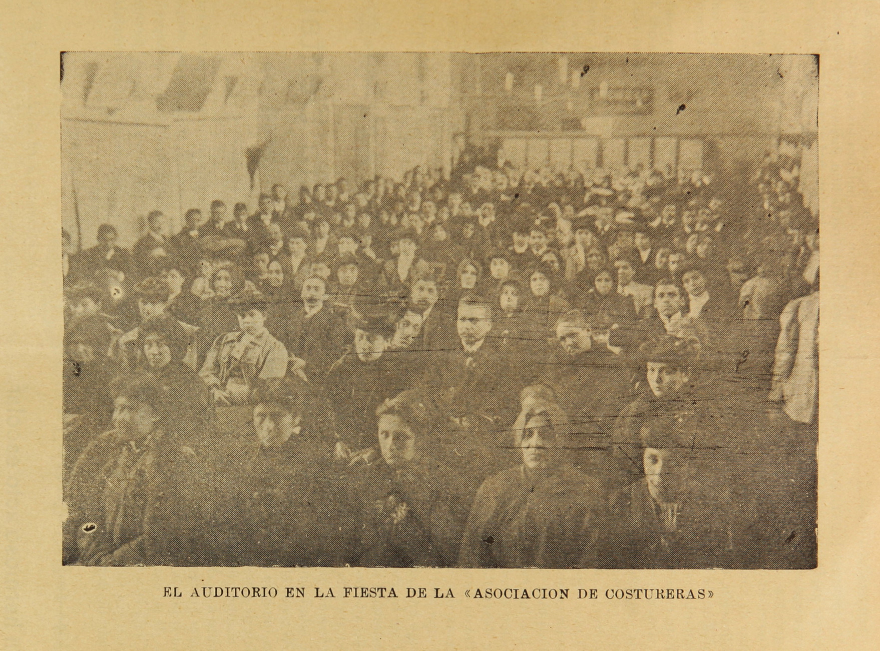 El auditorio en la fiesta de la Asociación de Costureras