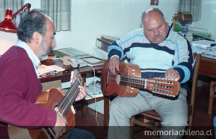 Guillermo Ríos y Santos Rubio con guitarrones, en Biblioteca Nacional