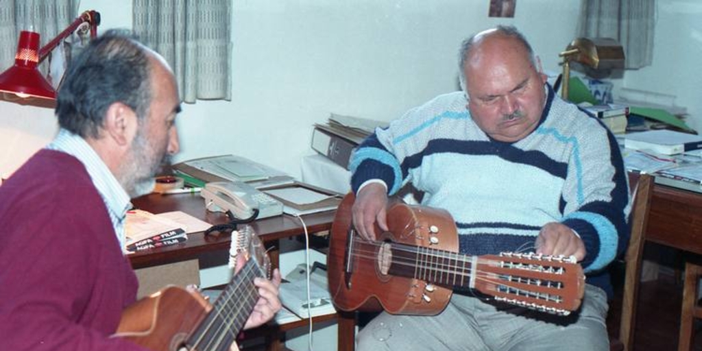 Guillermo Ríos y Santos Rubio con guitarrones, en Biblioteca Nacional