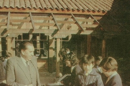 Vicente Bianchi frente a niños jugando ajedrez.