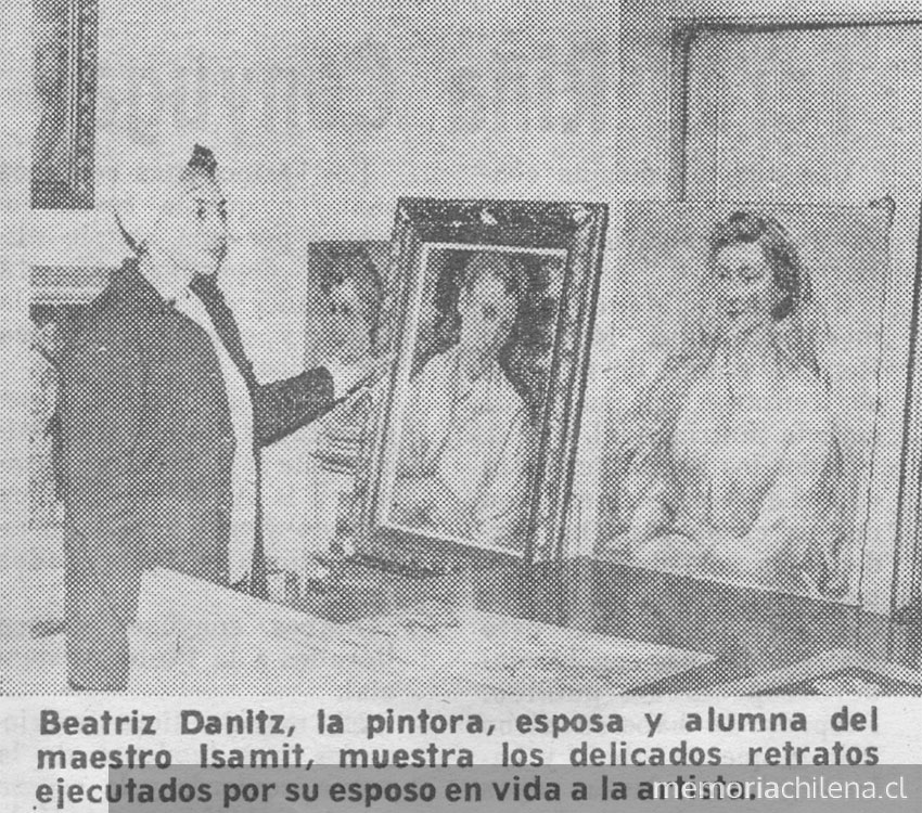 Beatriz Danitz, esposa de Carlos Isamitt, muestra pinturas del artista, c. 1975