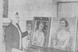 Beatriz Danitz, esposa de Carlos Isamitt, muestra pinturas del artista, c. 1975