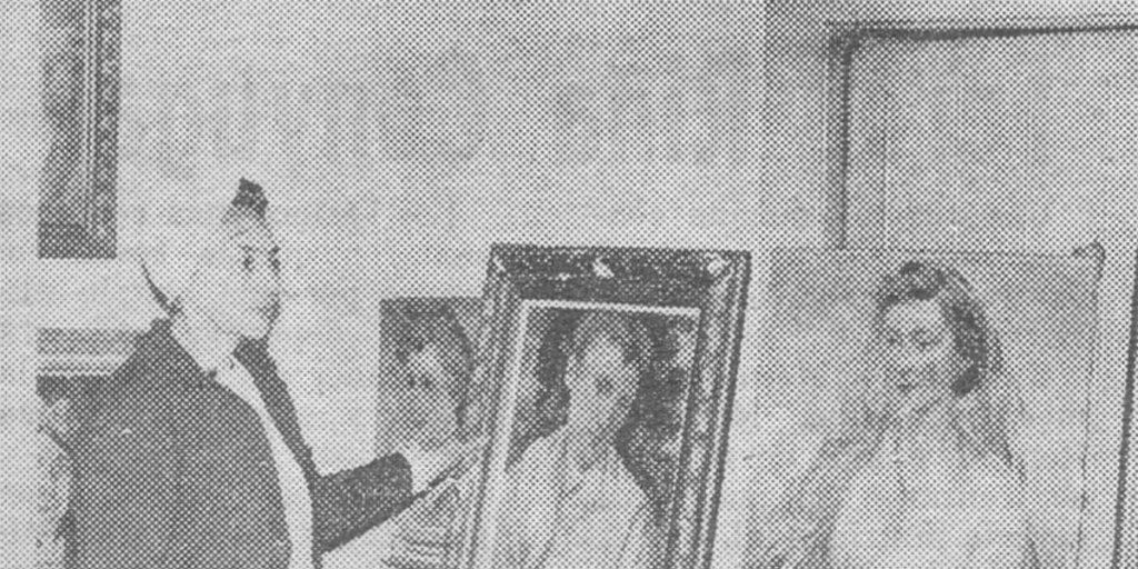 Beatriz Danitz, esposa de Carlos Isamitt, muestra pinturas del artista, c. 1975