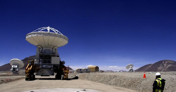 Instalación de una de las antenas de ALMA en una fundación.