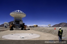 Instalación de una de las antenas de ALMA en una fundación.