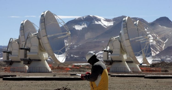 Trabajando en la instalación de antenas ALMA a 5.000 metros de altura.