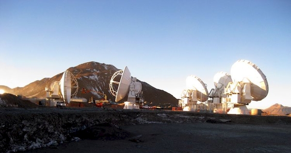 Trabajando en la instalación de 5 de las 66 antenas ALMA a 5.000 metros de altura.